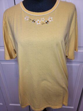 Vintage 90s Mandal Bay Butter Yellow Tee Embroidered Daisies Bees L Cottage